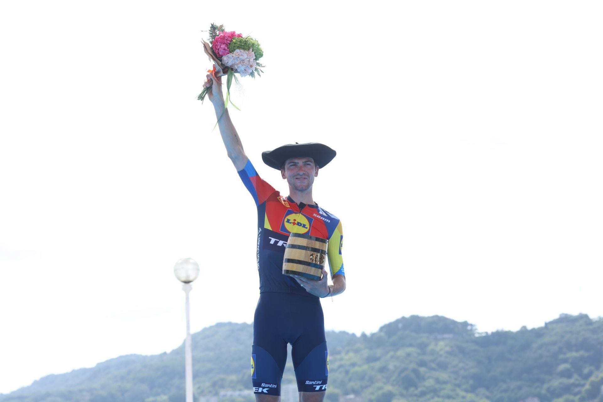 Ciccone se cala la txapela y celebra el triunfo en el podio de Alderdi Eder.