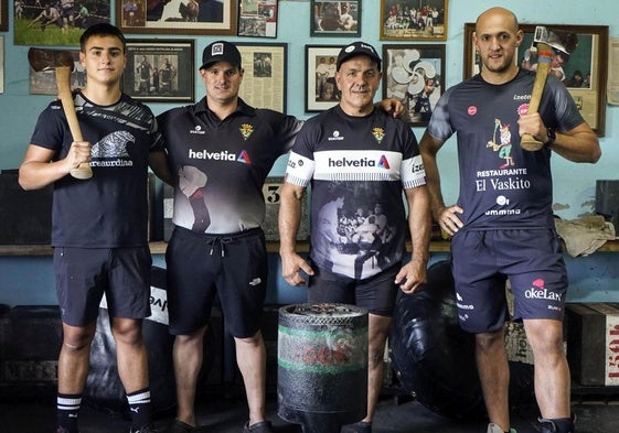 Jakes (Izeta V), Hodei (Izeta IV), Joxerramon (Izeta II) y Andoni (Izeta VI), en el caserío.