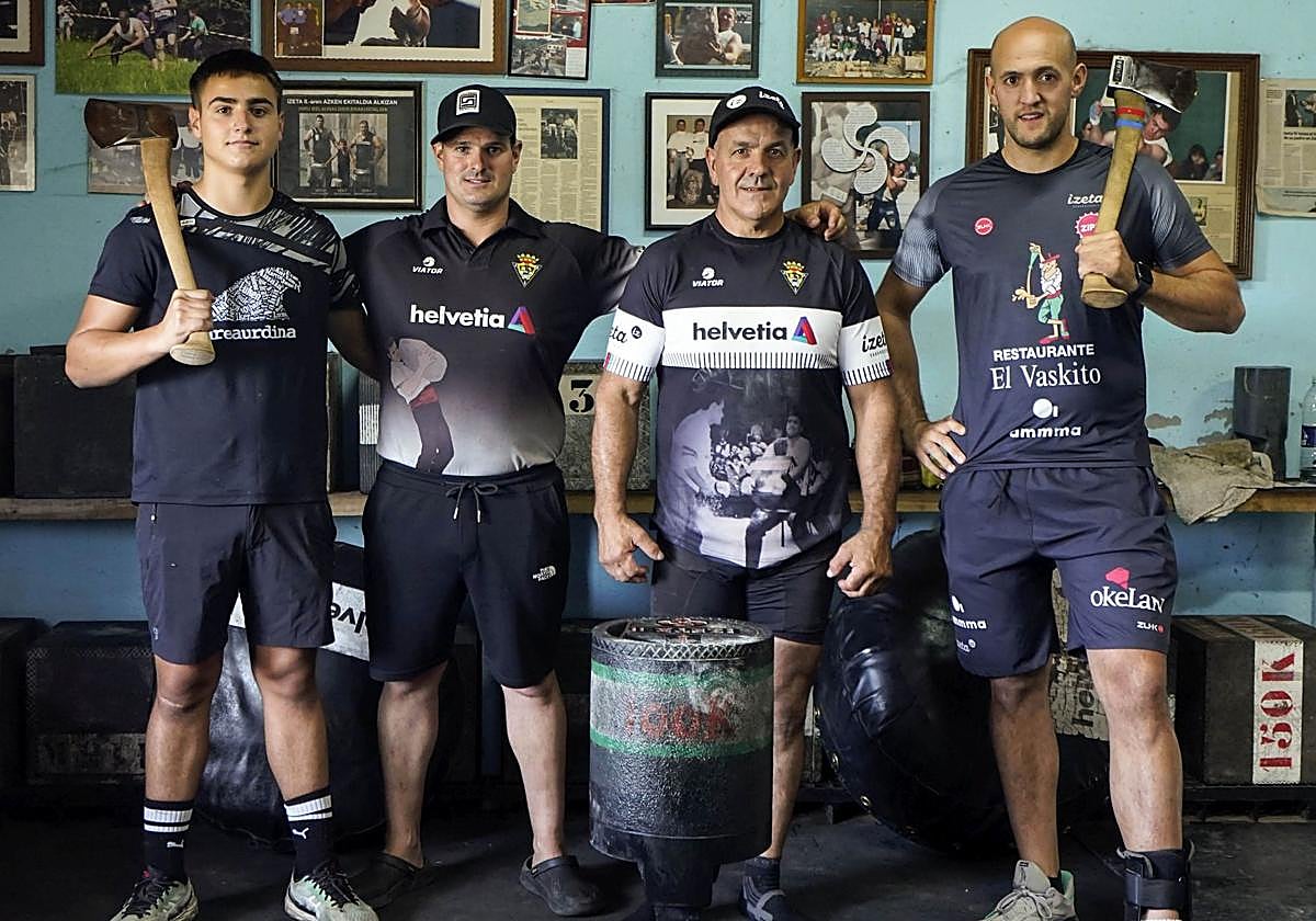 Jakes (Izeta V), Hodei (Izeta IV), Joxerramon (Izeta II) y Andoni (Izeta VI), en el caserío.