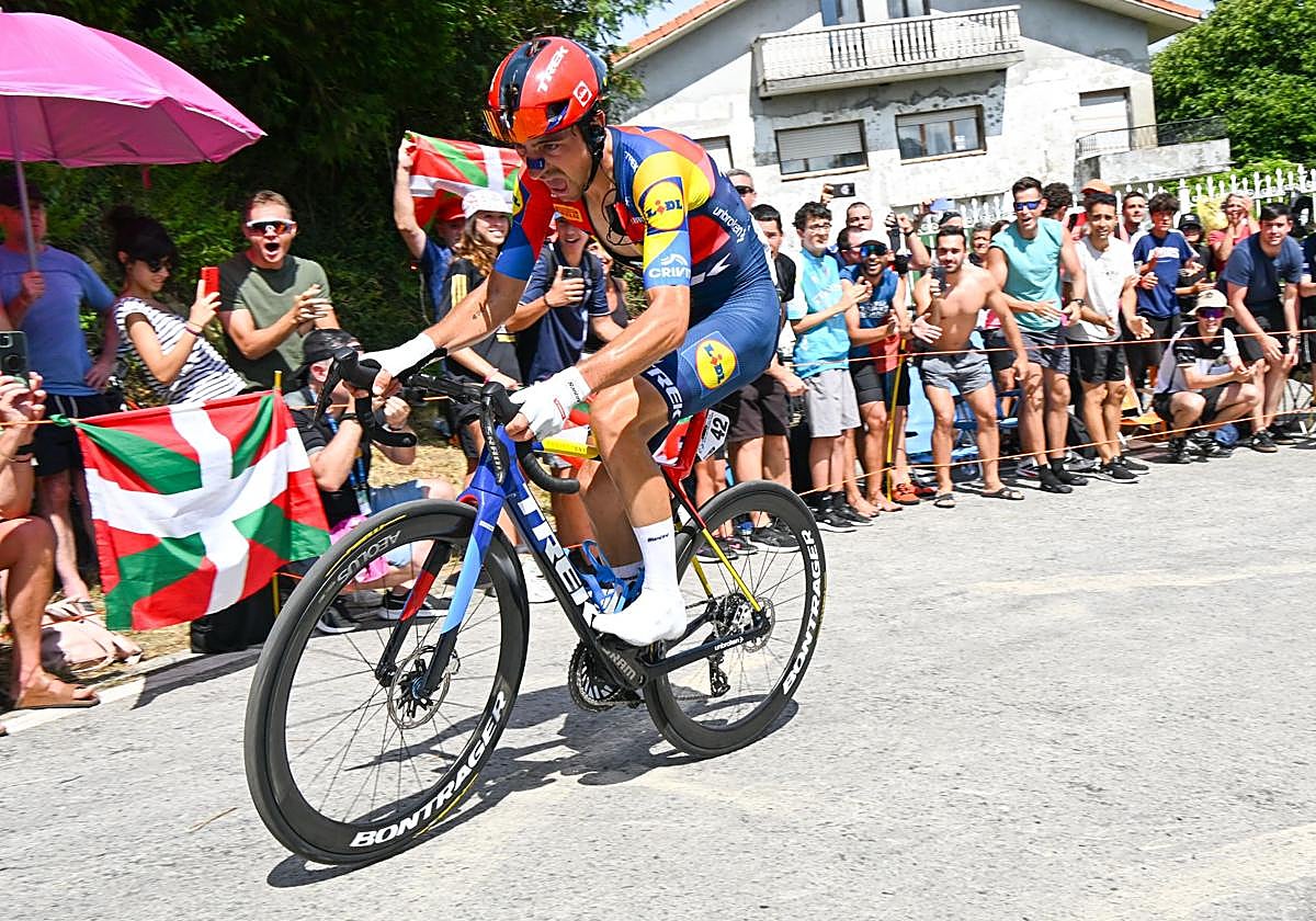 Ciccone rueda en solitario tras soltar a Christen jaleado por los aficionados vascos.