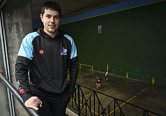 Xabi Tolosa, en el frontón de Anoeta, su pueblo.