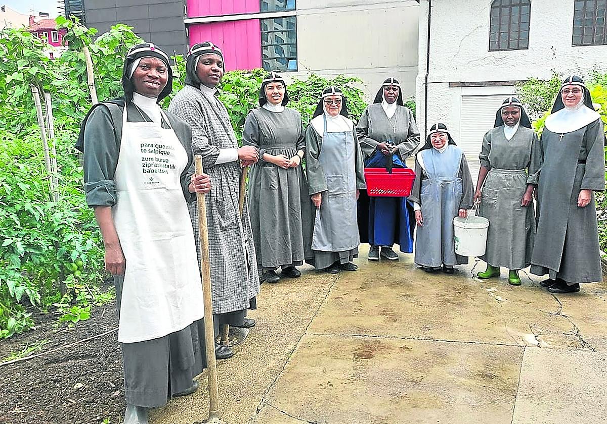 Imagen de ocho de las nueve monjas que residen en el Convento de las Brígidas: cuatro de México y otras tantas de Kenia. fotos juanfer