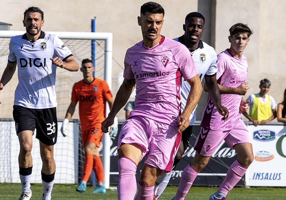 Sergio conduce el balón, este sábado ante el Burgos.