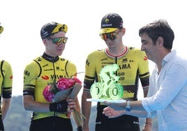 El equipo Visma recoge el premio de mejor equipo.