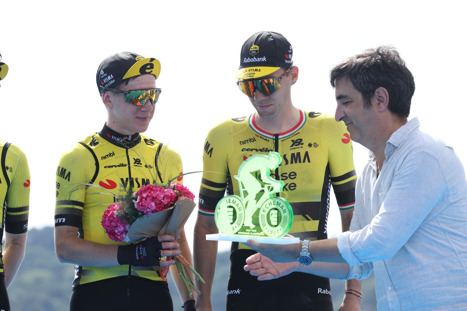 El equipo Visma recoge el premio de mejor equipo.