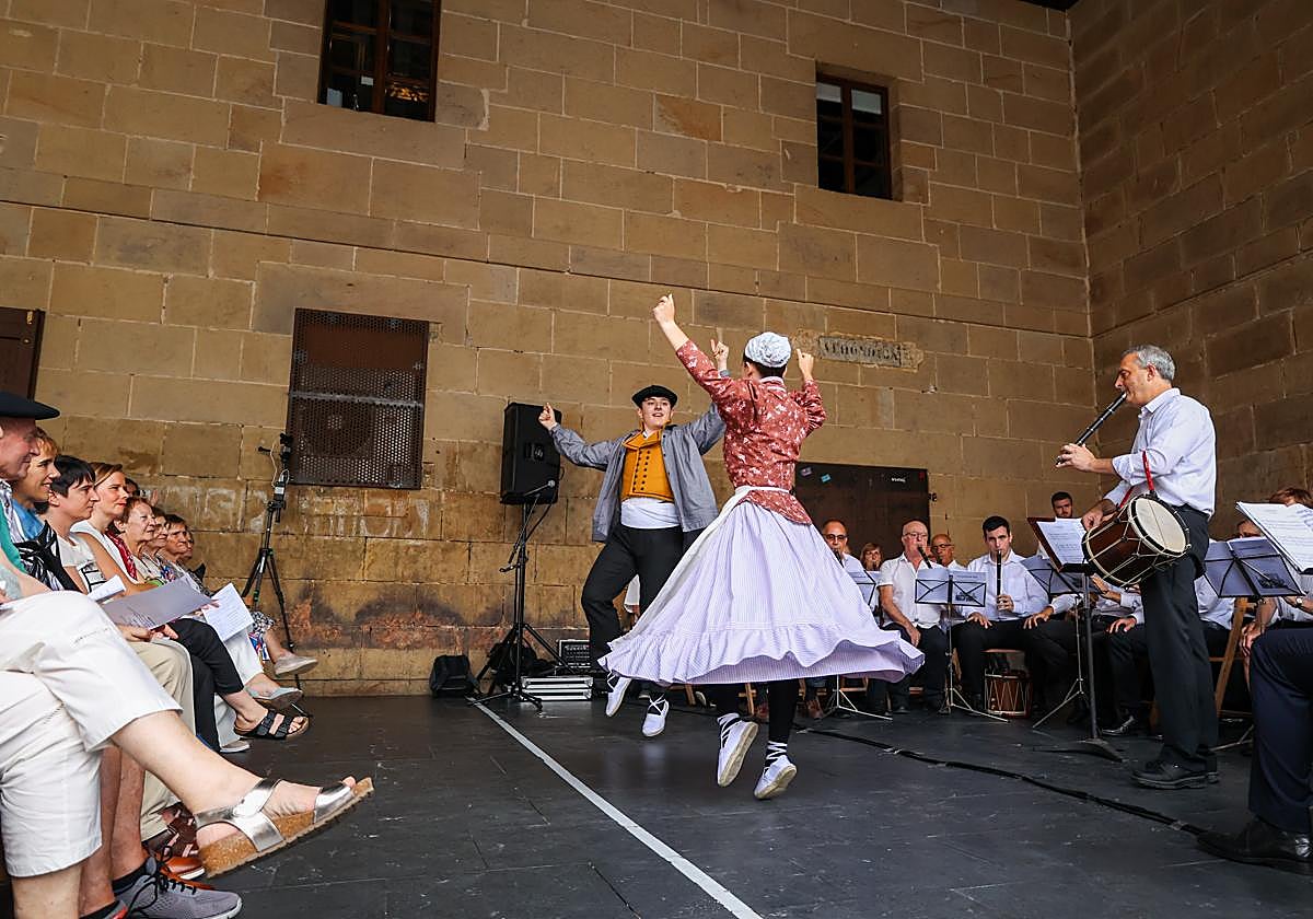 Euskal dantzak, kantak eta musika uztartu ziren Kontzejupean Bandaren kideek eskainitako 48. kontzertu herrikoian.