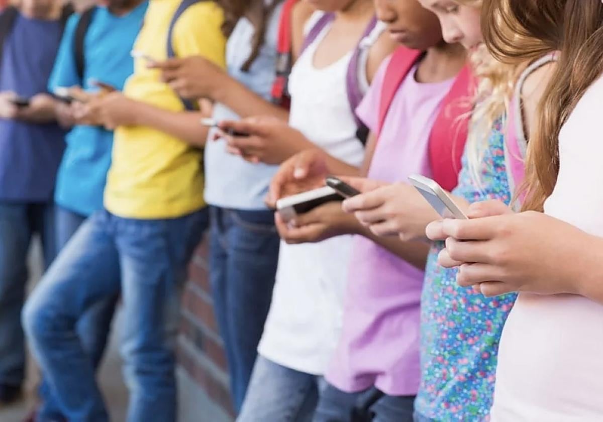 Altxa burua lleva a cabo acciones de sensibilización para frenar el uso excesivo y precoz de los teléfonos móviles.