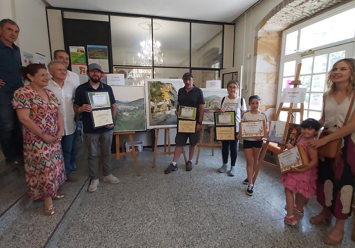 Los artistas premiados recogieron sus premios de manos de los organizadores y responsables municipales.