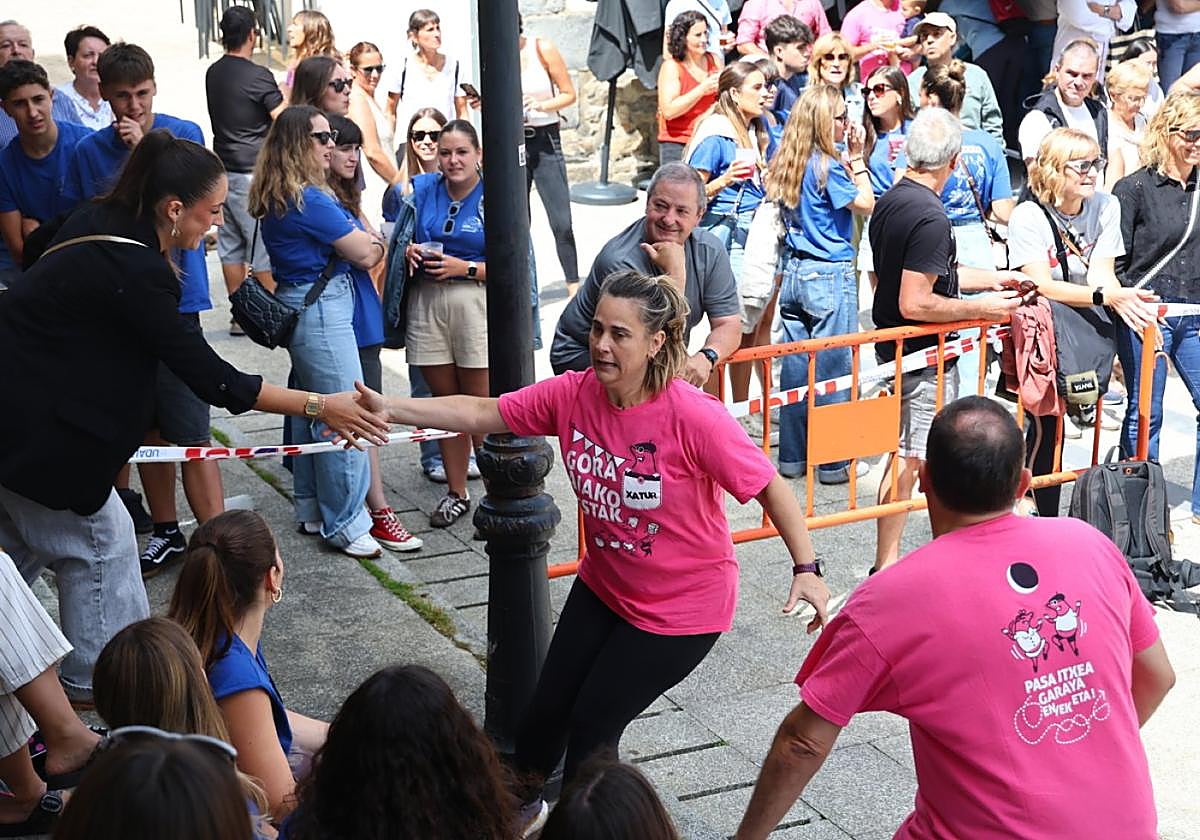 Jendetza elkartu zen atzo Aiako plazan eguerdi partean izan ziren ume handien jokuetaz gozatzera. Giro aparta sortu zen ebste behin.