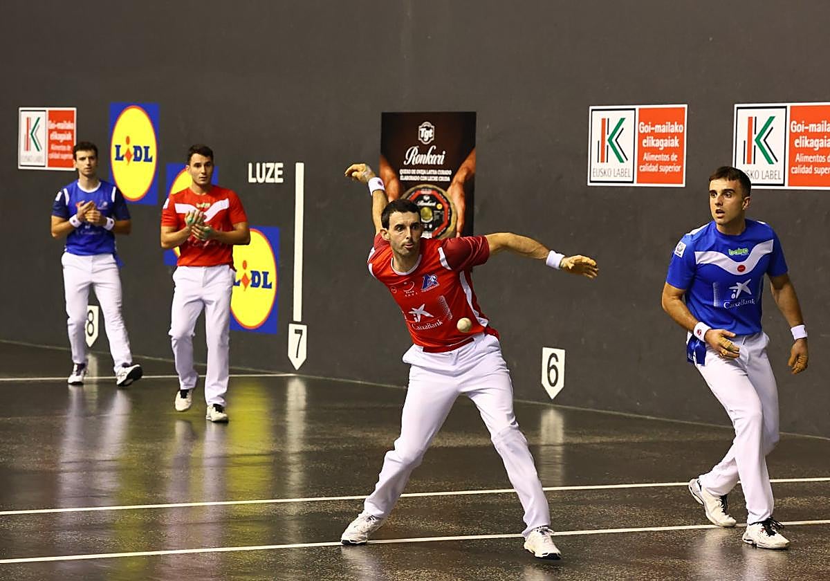 Jokin Altuna, en acción en el Atano III con Jon Ander Peña al costado y Ander Imaz y Julen Martija al fondo.