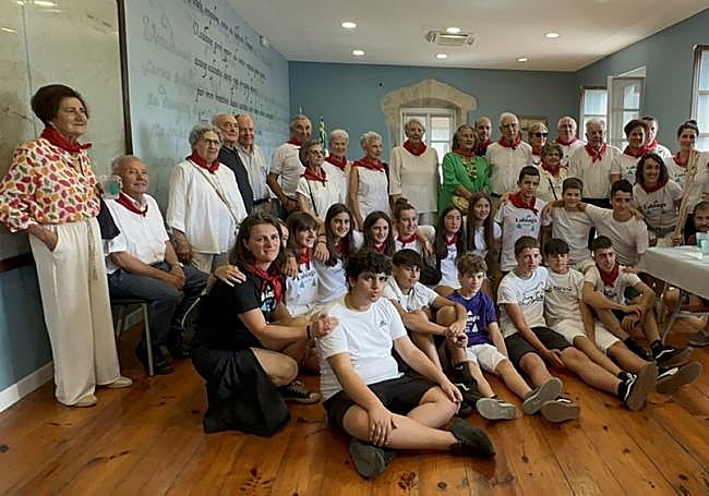 Parte de la gran familia de Labiaga Ikastola ayer en la foto de familia tras el txupinazo con los alumnos de 2º, algunos fundadores y padres y madres de aquellos primeros alumnos.