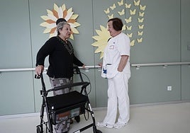 Eva Rementeria conversa con Izakun Arrese, trabajadora social de Torrekua.