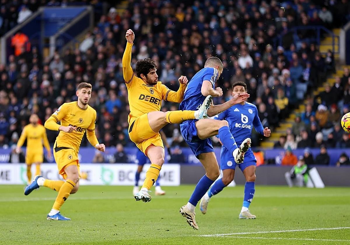Guedes golpea el balón ante un rival el pasado curso con los Wolves.