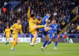 Guedes golpea el balón ante un rival el pasado curso con los Wolves.