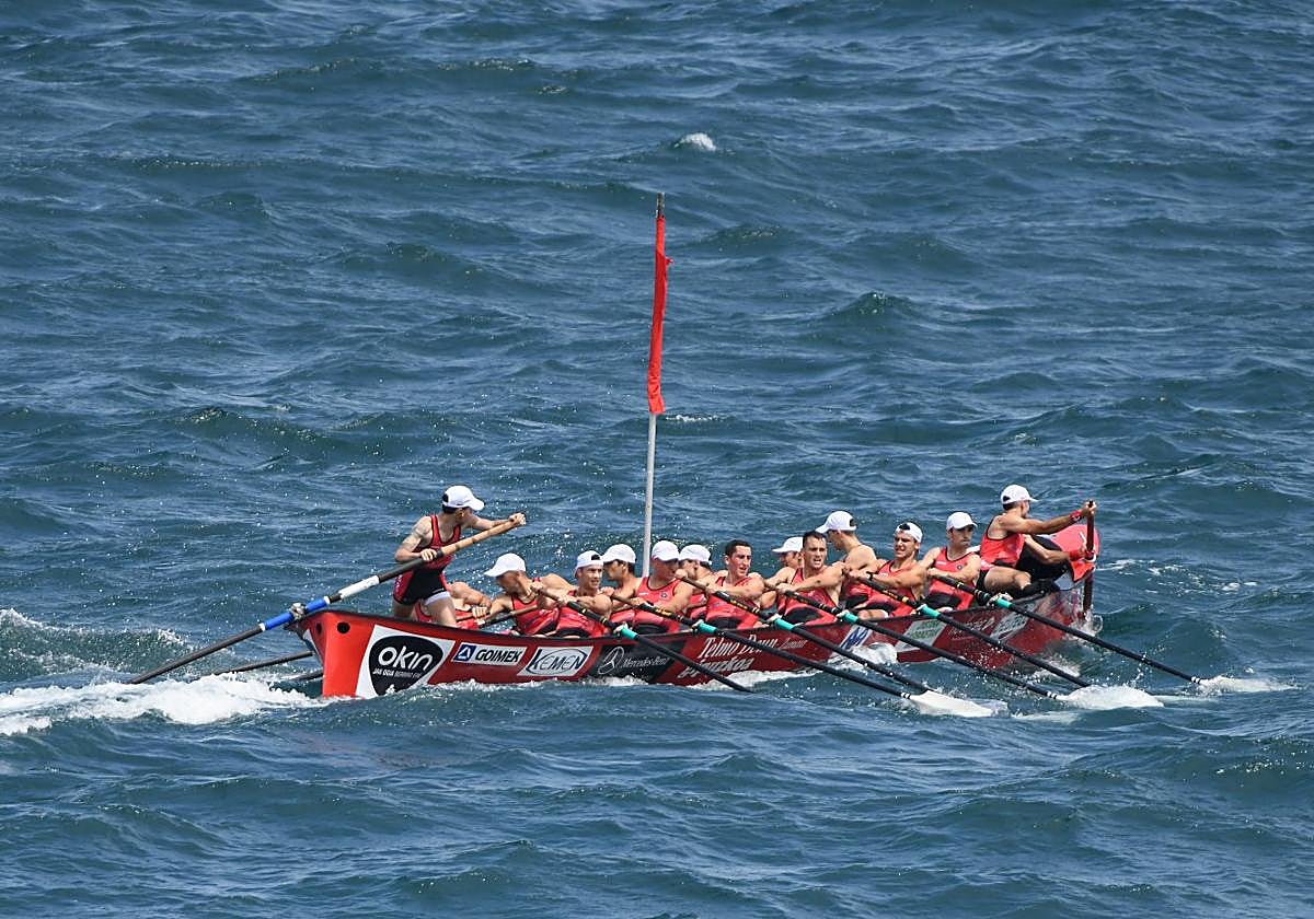 La trainera de Zumaia se prepara para virar en una ciaboga.