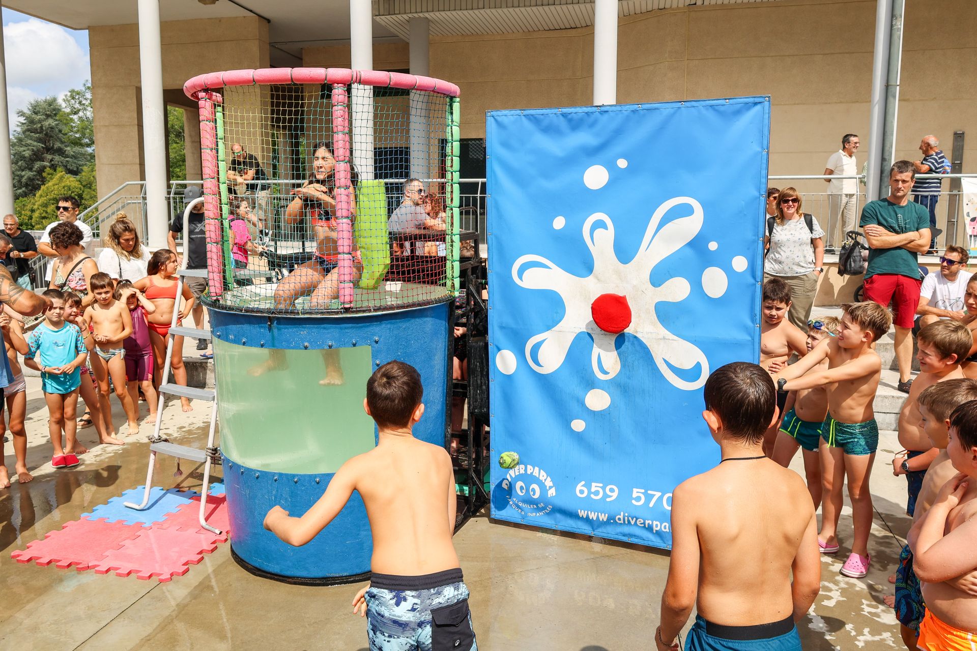 Danzas, cantos y atracciones acuáticas en el día de San Esteban