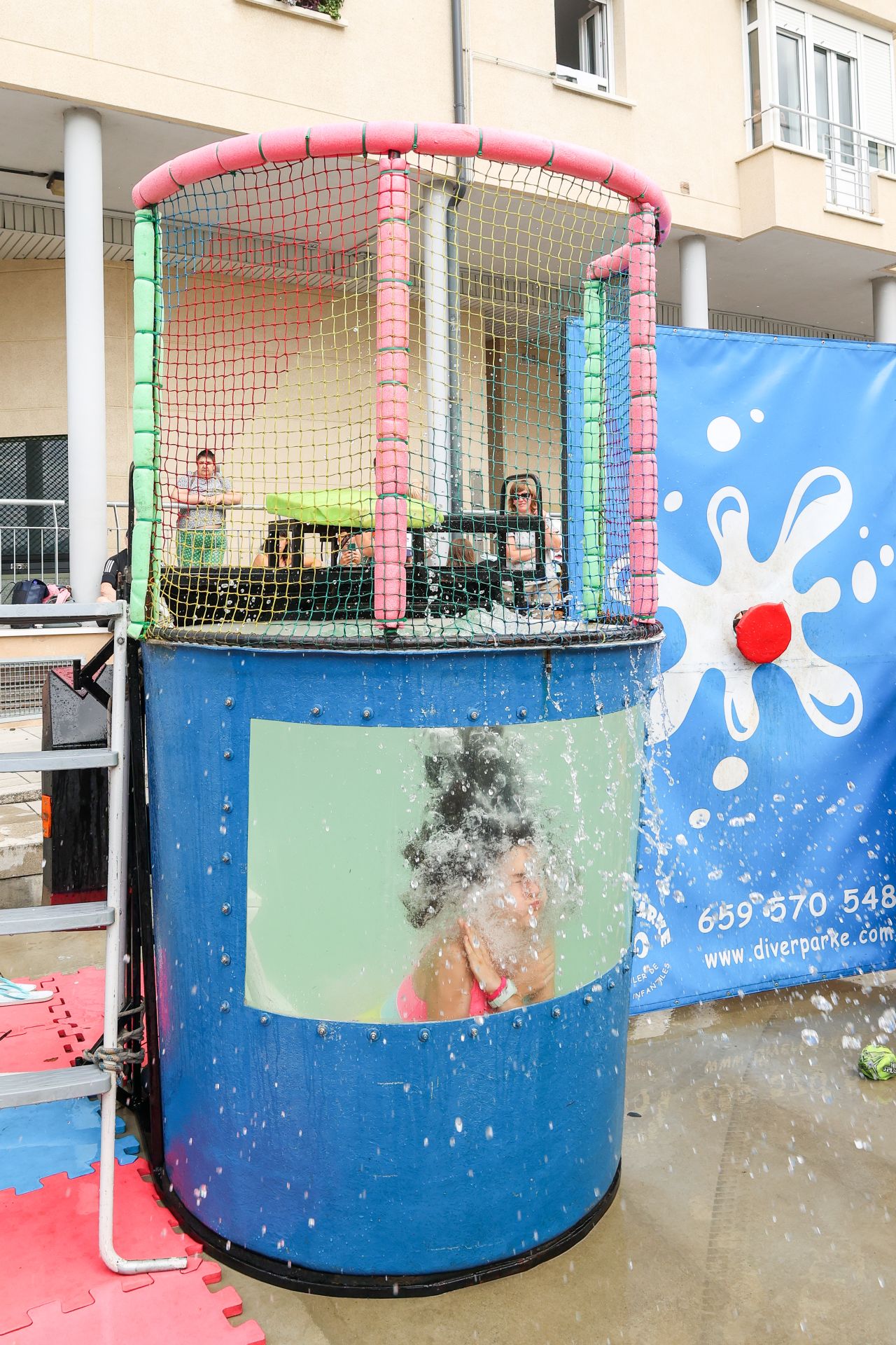 Danzas, cantos y atracciones acuáticas en el día de San Esteban