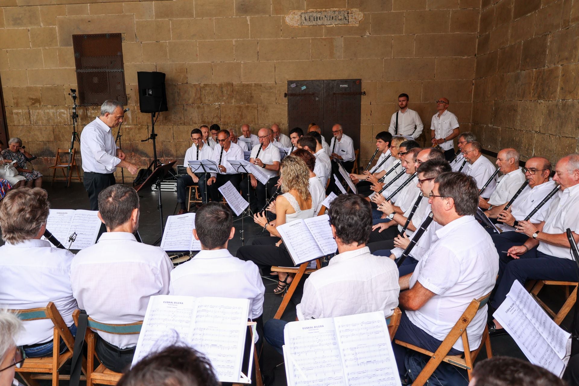 Danzas, cantos y atracciones acuáticas en el día de San Esteban