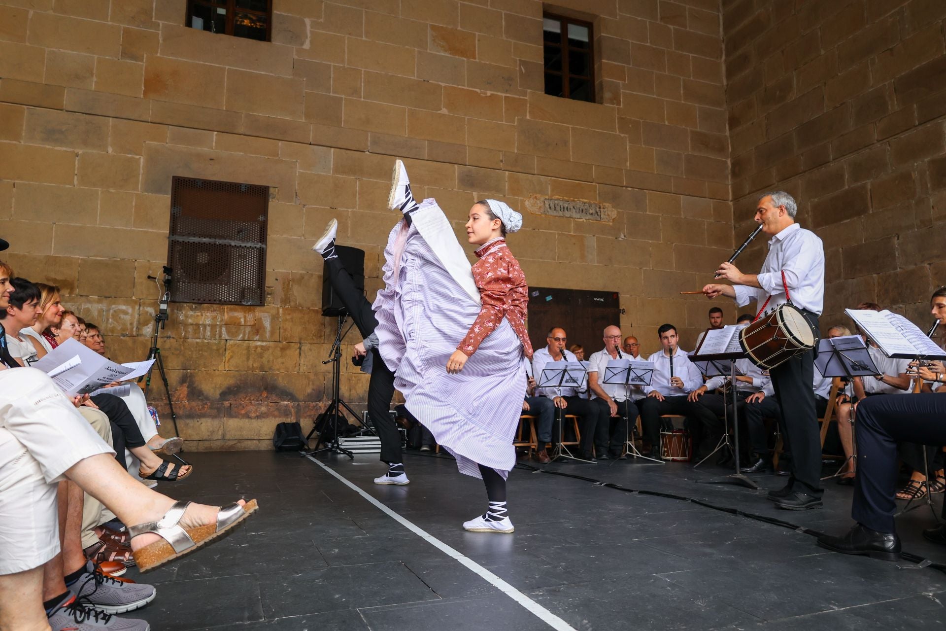 Danzas, cantos y atracciones acuáticas en el día de San Esteban