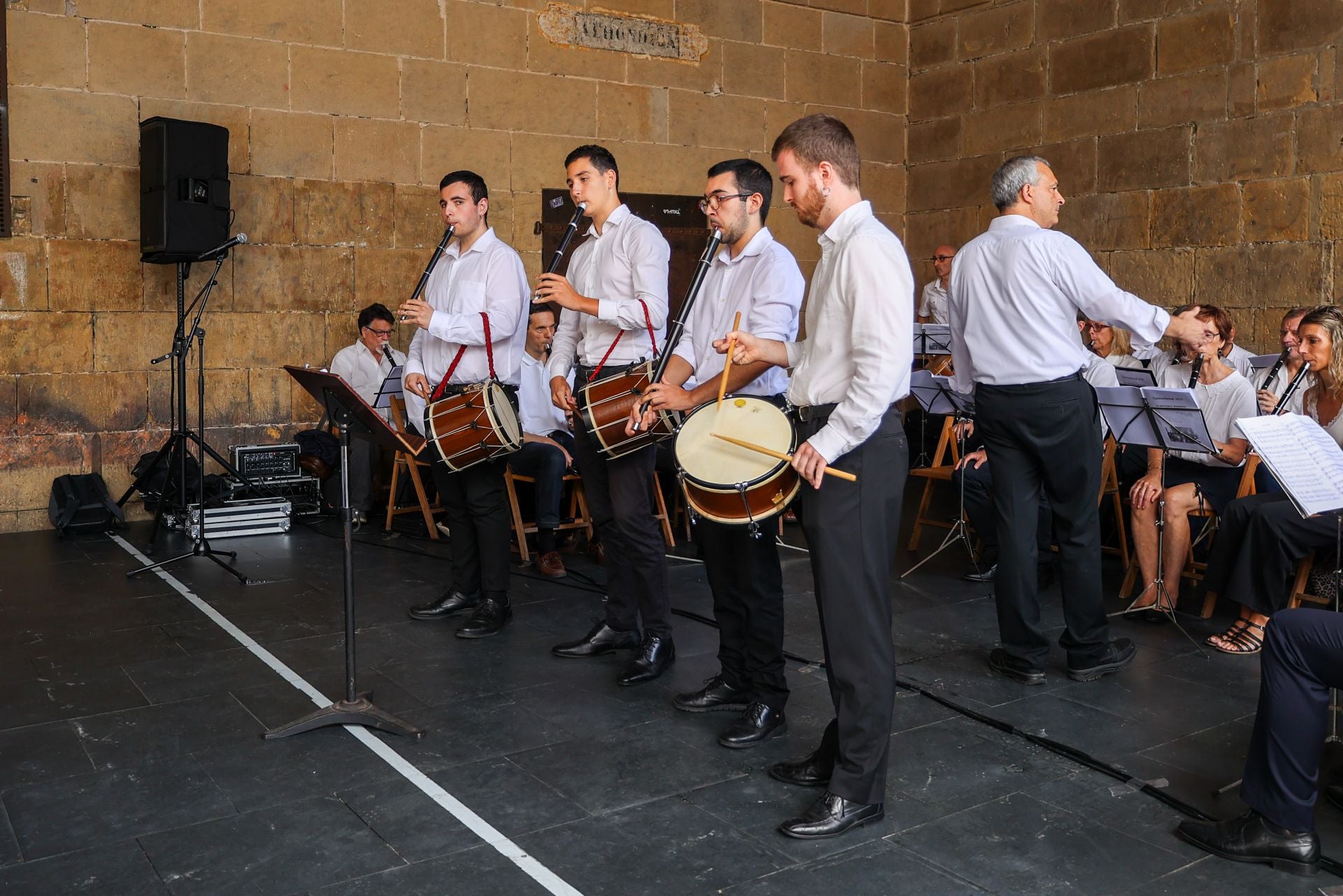 Danzas, cantos y atracciones acuáticas en el día de San Esteban