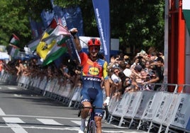 Ciccone se cala la txapela y celebra el triunfo en el podio de Alderdi Eder.