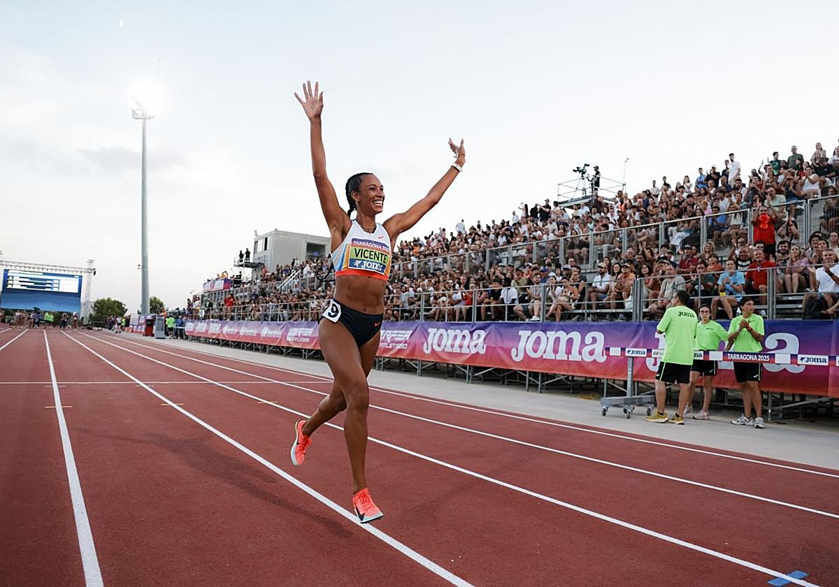 María Viente celebra su oro en heptátlon.