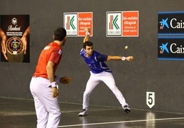 Jokin Altuna oberva el derechazo de Julen Martija, autor de un partido notable en el Atano III.