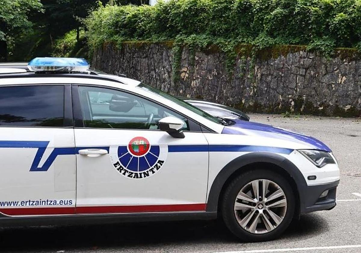 Un coche de la Ertzaintza ajena a esta información.