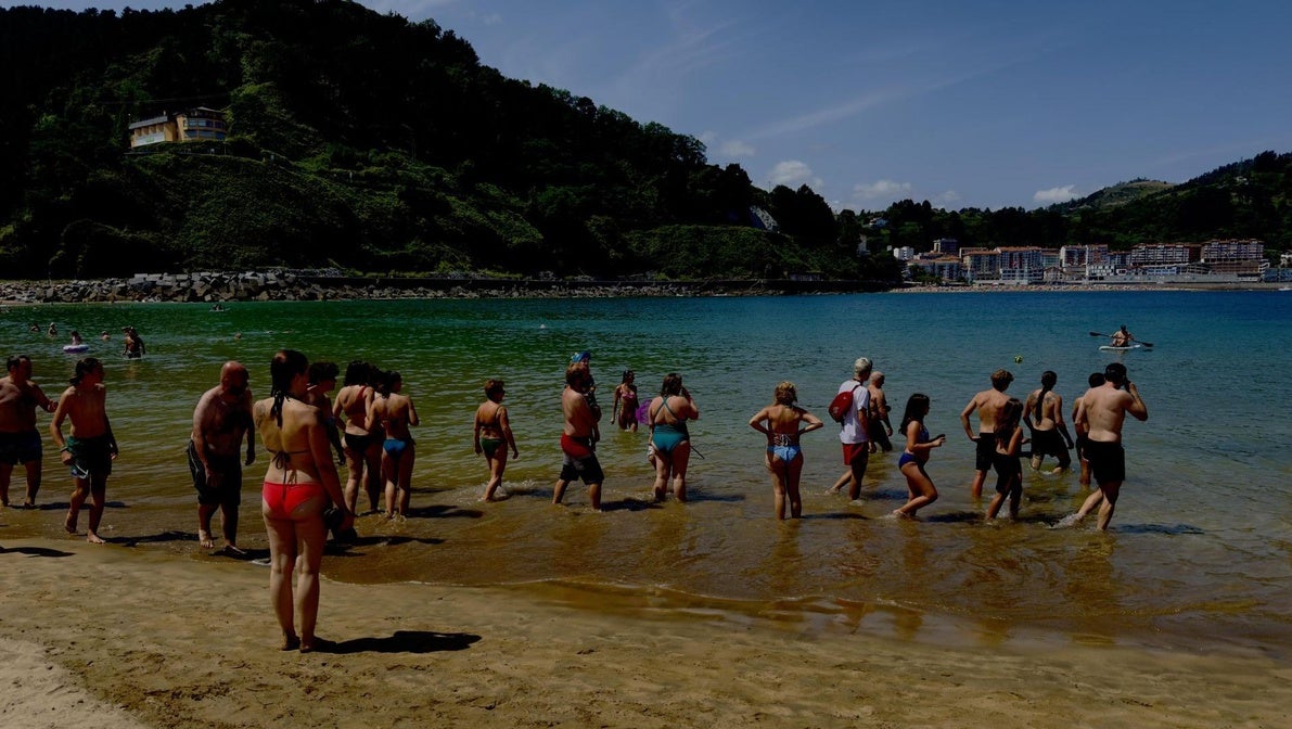 Mantas raya sorprenden a los bañistas en Saturraran