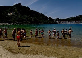 Bañistas en el agua en Saturraran.