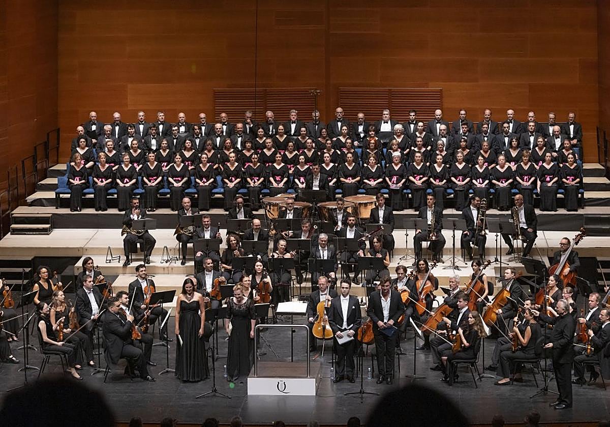 Un éxito. Xabier Anduaga y el resto de solistas, el Orfeón y la Orquesta valenciana saludan al término del concierto.