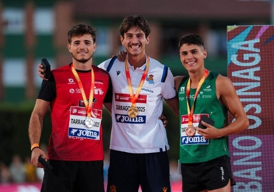 Campeón. El bergararra Andoni Calbano, en lo más alto del podio de 200 del Campeonato de España disputado en Tarragona.