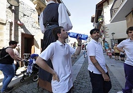 Hidratarse frecuentemente es fundamental para combatir el calor