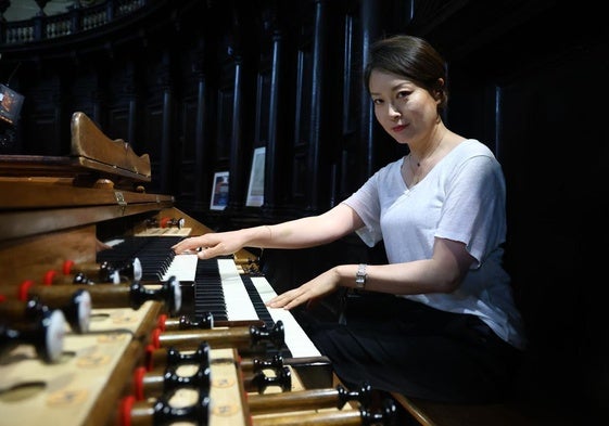 Shin-Young Lee, este lunes ante el órgano de Santa María, tocará este martes en el Buen Pastor.