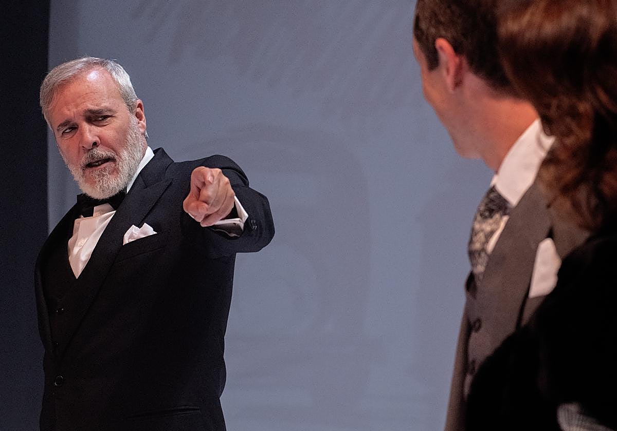 Fernando Guillén Cuervo encarnando al abogado Wilfrid Robarts en la obra de Agatha Christie, 'Testigo de cargo'.