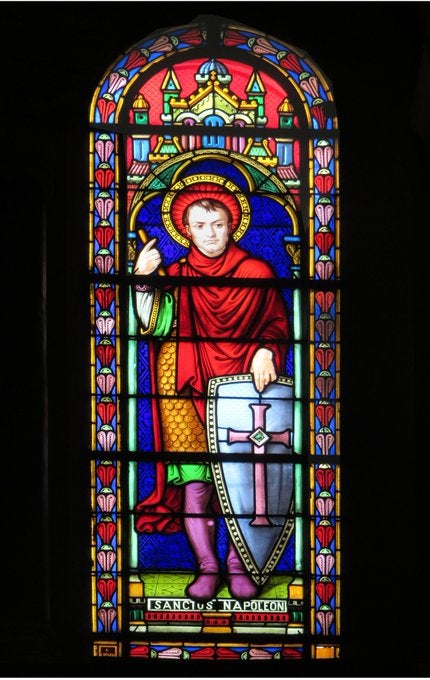 Una vidriera del Segundo Imperio francés representando a San Napoleón (c. 1855).