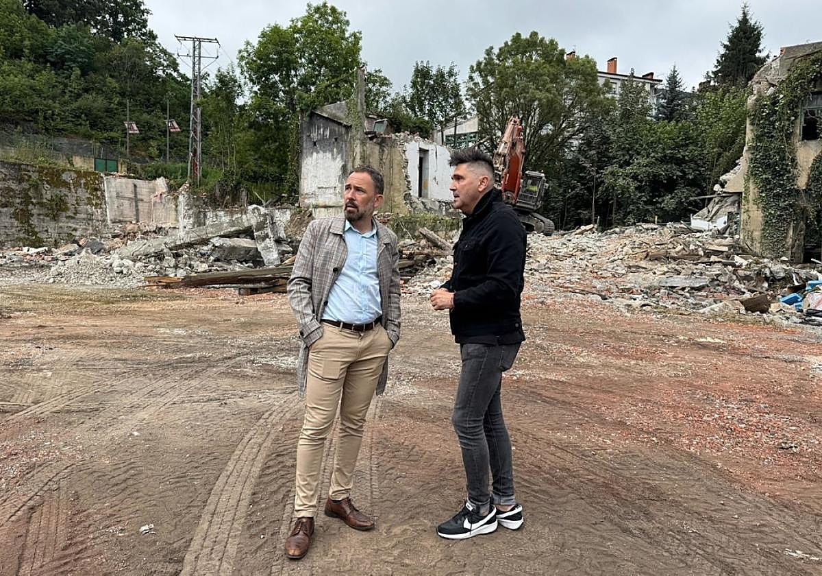 Denis Itxaso (consejero de Vivienda y Agenda Urbana) y Mikel Serrano durante la visita a una de las obras.