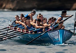 La trainera de Tolosaldea en Lekeitio, compitiendo en la XIV Bandera Euskotren.
