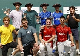 Los campeones de las dos categorías con sus txapelas y trofeos, junto a los subcampeones y el alcalde Xabier Txurruka.