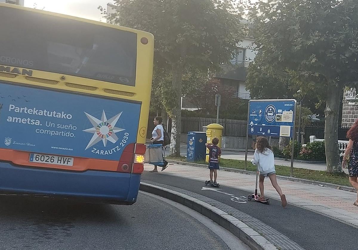 El bus lanzadera en una de las paradas que realiza, a la altura de la rotonda de Nafarroa kalea.