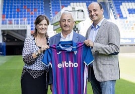 Anastasio Sacedo, flanqueado por la presidenta del Eibar, Amaya Gorostiza y Asier Sacedo.