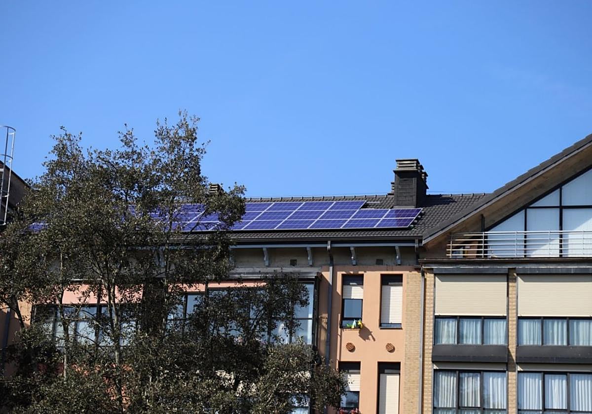 Paneles solares en un bloque de viviendas en el barrio de Iurre.