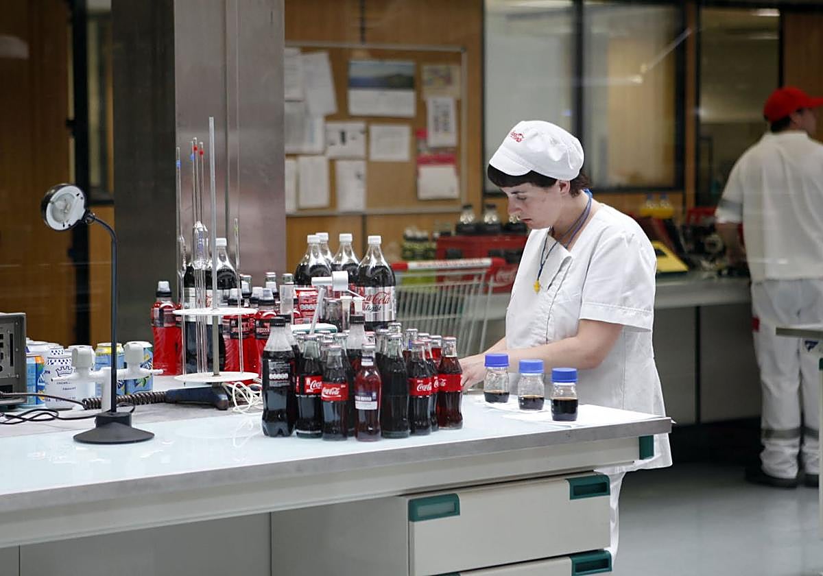 Una trabajadora analiza diferentes muestras de Coca-Cola en el laboratorio que la multinacional tiene en Galdakao.