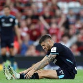 Ohian Sancet se duele de la rodilla derecha tras el choque con Szoboszlai en el amistoso de Liverpool.