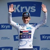 Evenepoel luce el maillot blanco en el podio del pasado Tour de Francia.