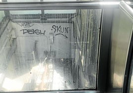 Una lector nos envía esta imagen del interior del ascensor inclinado de Morlans. Los cristales, tanto los que separan la cabina de la maquinaria como los que permiten visualizar el exterior, están llenos de chorretones y necesitarían «una buena limpieza».