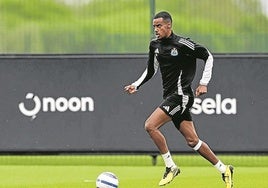 Isak, entrenándose ayer en solitario en Newcastle.