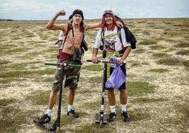 De San Sebastián a París en patinete: el viaje de 1.000 kilómetros de dos jóvenes vascos con 100 euros de presupuesto
