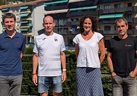 El edil de Medio Ambiente junto a los representantes de los tres centros educativos de Azpeitia.