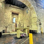 La imagen de la Virgen María preside el altar central.